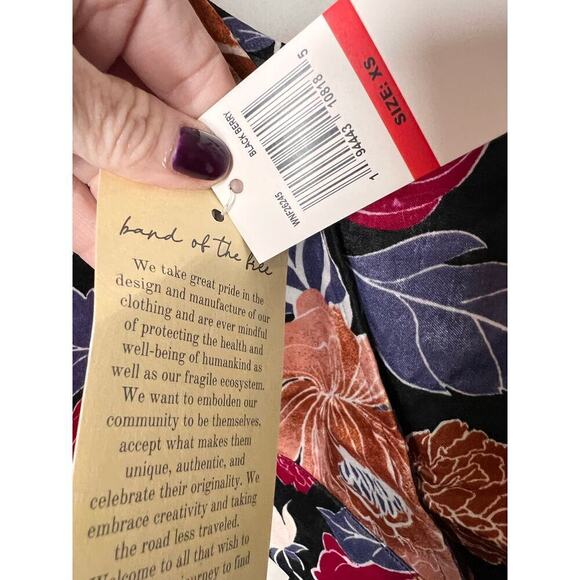 Band of the Free Black Berry Floral Print Camille Crossover Crop Top Size XS NWT - Picture 4 of 10